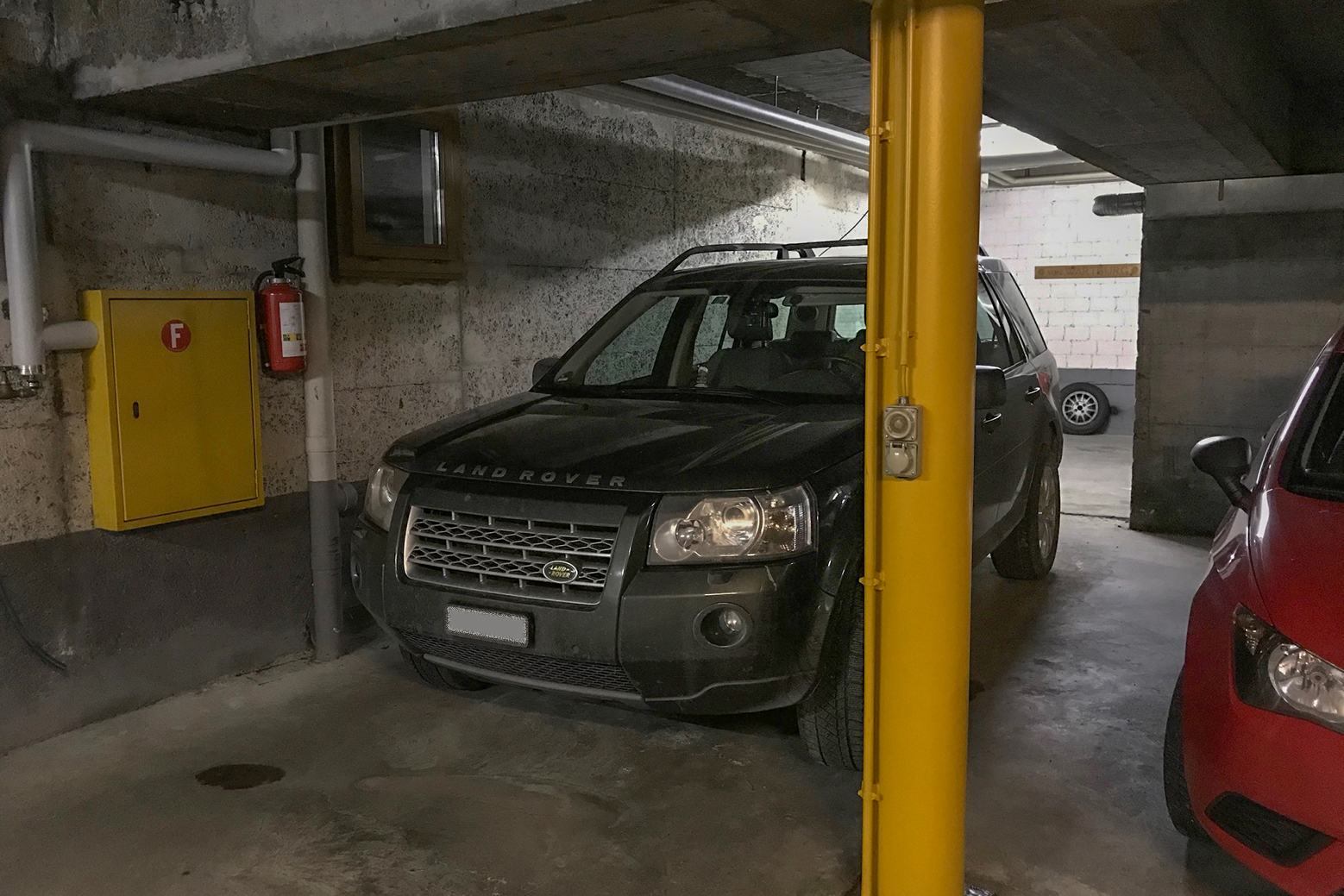 Grosse Garage für 2 Autos mit Aufladevorrichtung